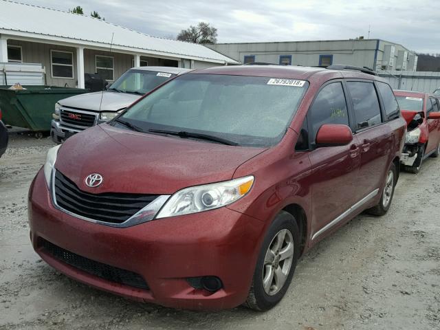 5TDKK3DC2DS319539 - 2013 TOYOTA SIENNA LE RED photo 2