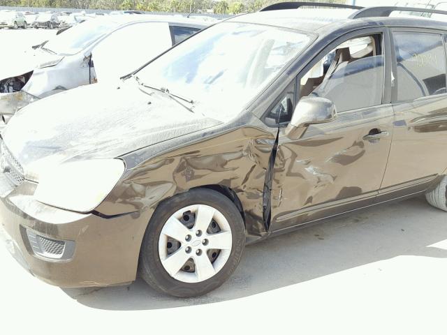 KNAFG528897258287 - 2009 KIA RONDO BASE BROWN photo 9