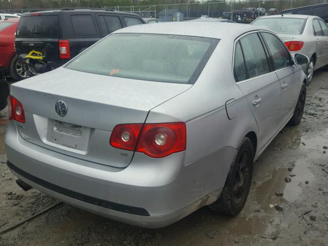 3VWRF71K15M633865 - 2005 VOLKSWAGEN NEW JETTA SILVER photo 4