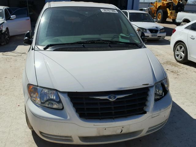 1A4GP45R56B577901 - 2006 CHRYSLER TOWN & COU WHITE photo 9