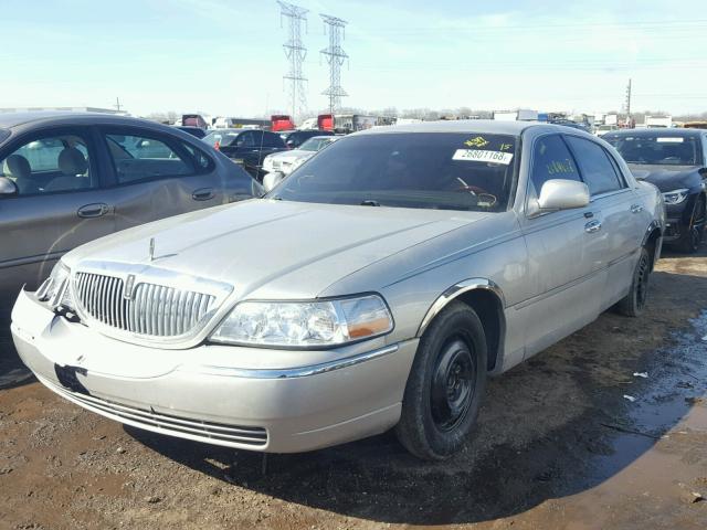 1LNHM82W63Y687073 - 2003 LINCOLN TOWN CAR S SILVER photo 2