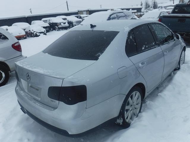3VWRJ7AJ8AM041136 - 2010 VOLKSWAGEN JETTA WOLF SILVER photo 4