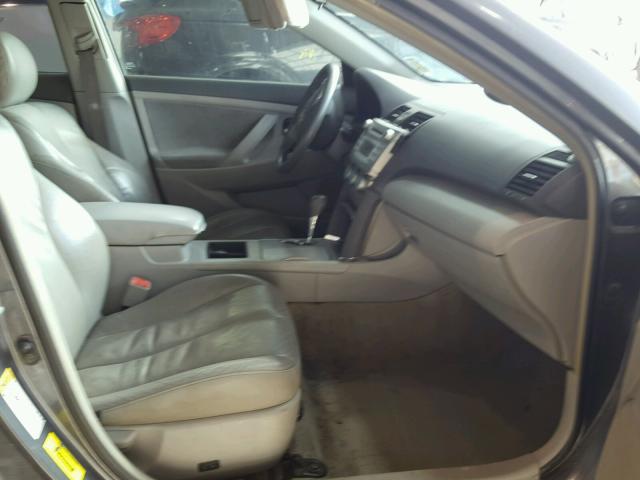 4T1BK46K49U092525 - 2009 TOYOTA CAMRY SE GRAY photo 5