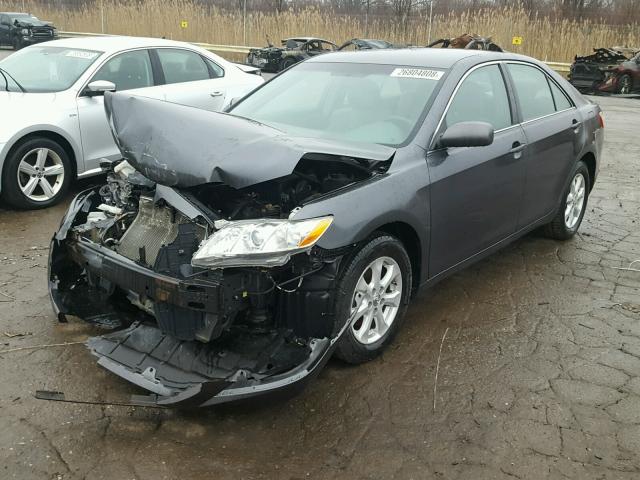 4T4BE46K69R099926 - 2009 TOYOTA CAMRY BASE GRAY photo 2