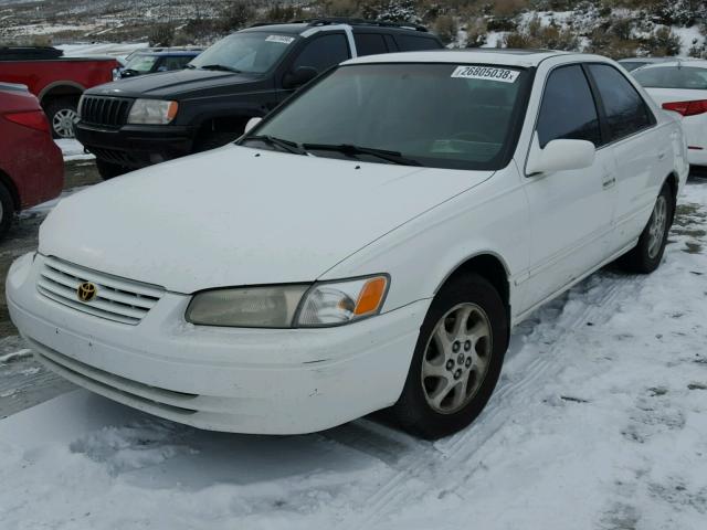 JT2BF28K0X0204650 - 1999 TOYOTA CAMRY LE WHITE photo 2