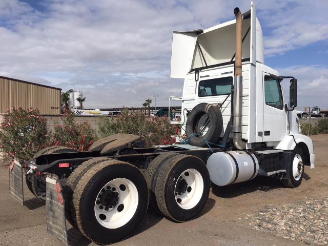 4V4NC9EH08N497747 - 2008 VOLVO VN VNL WHITE photo 4