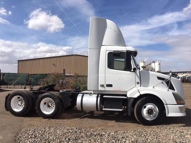 4V4NC9EHX8N497738 - 2008 VOLVO VN VNL WHITE photo 10