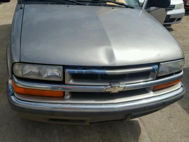 1GNCS13W912184526 - 2001 CHEVROLET BLAZER GOLD photo 7