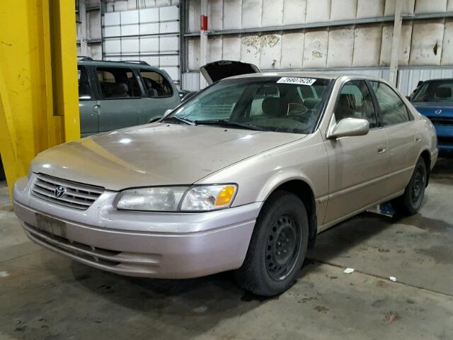 JT2BG22K8W0190999 - 1998 TOYOTA CAMRY CE TAN photo 2