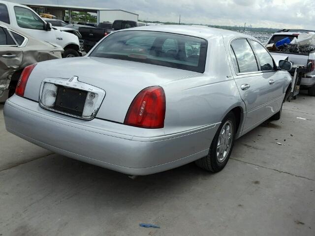 1LNFM82W9WY666133 - 1998 LINCOLN TOWN CAR S SILVER photo 4