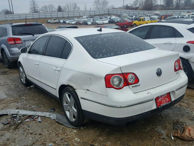 WVWAK73C48E067325 - 2008 VOLKSWAGEN PASSAT KOM WHITE photo 3