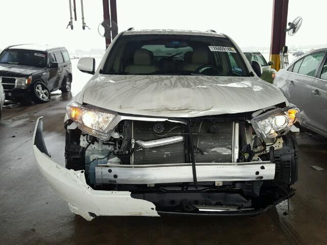 5TDYK3EH2BS045972 - 2011 TOYOTA HIGHLANDER WHITE photo 9