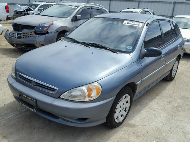 KNADC163026048112 - 2002 KIA RIO CINCO SILVER photo 2