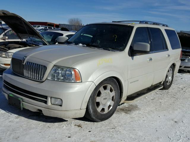 5LMFU28525LJ04823 - 2005 LINCOLN NAVIGATOR WHITE photo 2