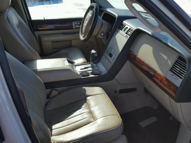 5LMFU28525LJ04823 - 2005 LINCOLN NAVIGATOR WHITE photo 5