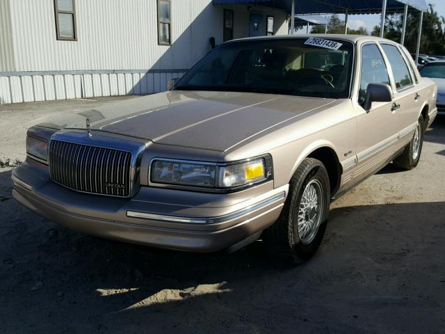 1LNLM82W0VY654938 - 1997 LINCOLN TOWN CAR S BROWN photo 2