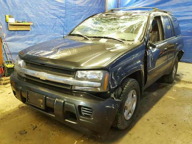 1GNDT13S652256898 - 2005 CHEVROLET TRAILBLAZE GRAY photo 2