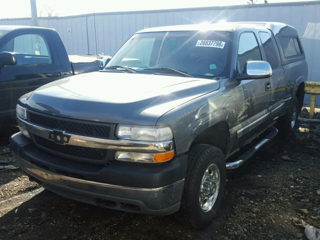 1GCHK29G31E294670 - 2001 CHEVROLET SILVERADO GRAY photo 2