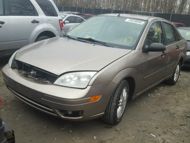 1FAFP34N65W206219 - 2005 FORD FOCUS ZX4 GOLD photo 2