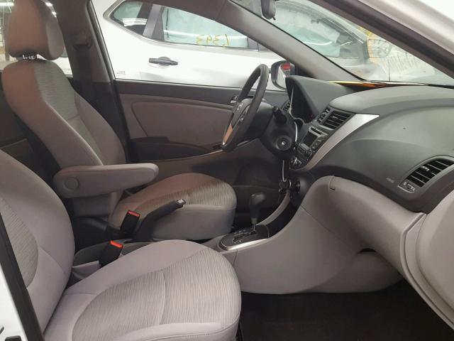 KMHCT5AEXHU343099 - 2017 HYUNDAI ACCENT SE WHITE photo 5