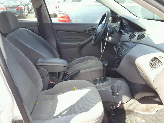 1FAFP36362W200847 - 2002 FORD FOCUS SE WHITE photo 5