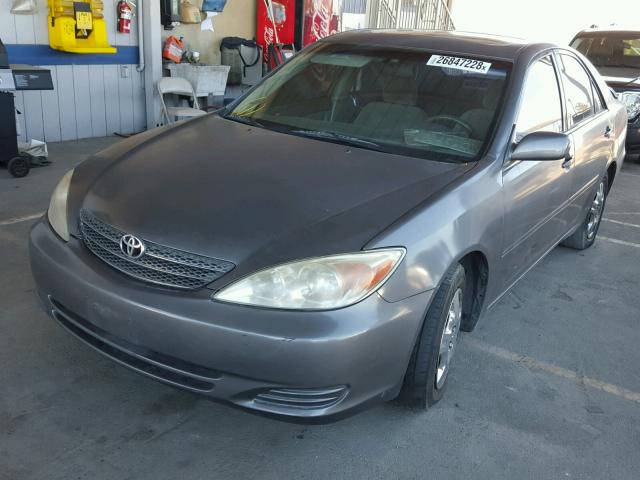 JTDBE32KX20104461 - 2002 TOYOTA CAMRY LE GRAY photo 2