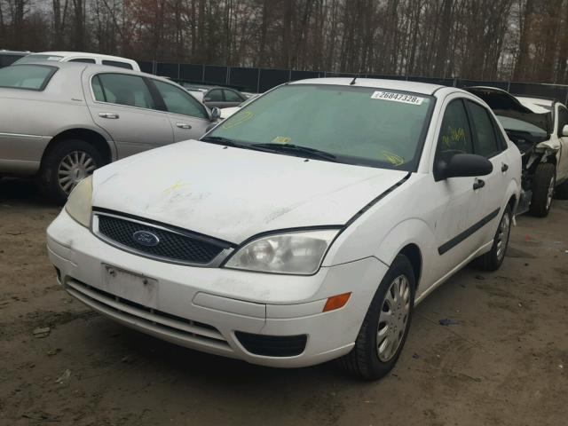 1FAFP34N85W129921 - 2005 FORD FOCUS ZX4 WHITE photo 2