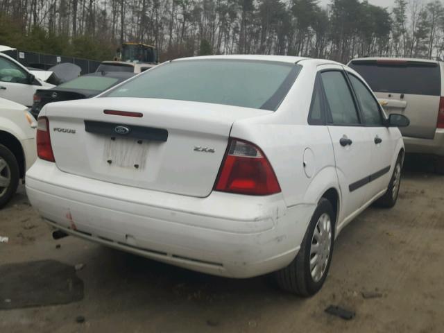 1FAFP34N85W129921 - 2005 FORD FOCUS ZX4 WHITE photo 4