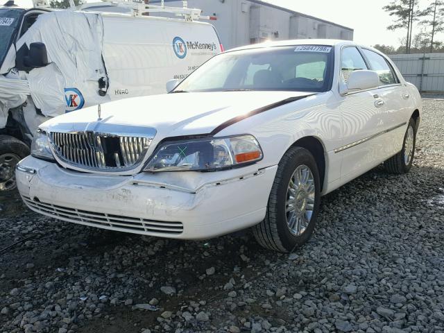 2LNHM82V18X627572 - 2008 LINCOLN TOWN CAR S WHITE photo 2