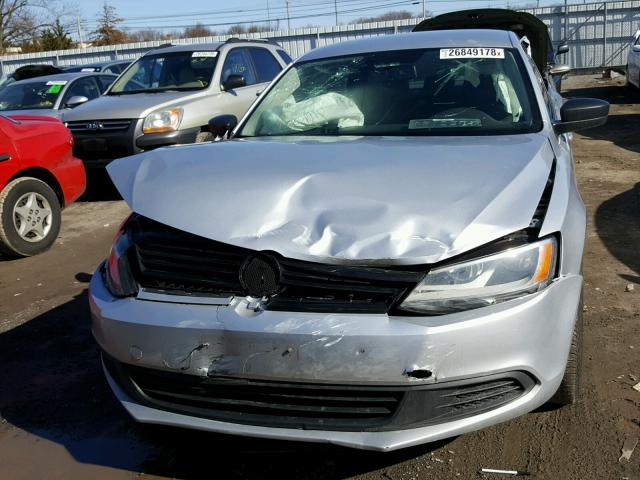 3VW2K7AJ7EM318086 - 2014 VOLKSWAGEN JETTA BASE ვერცხლისფერი ფოტო 9