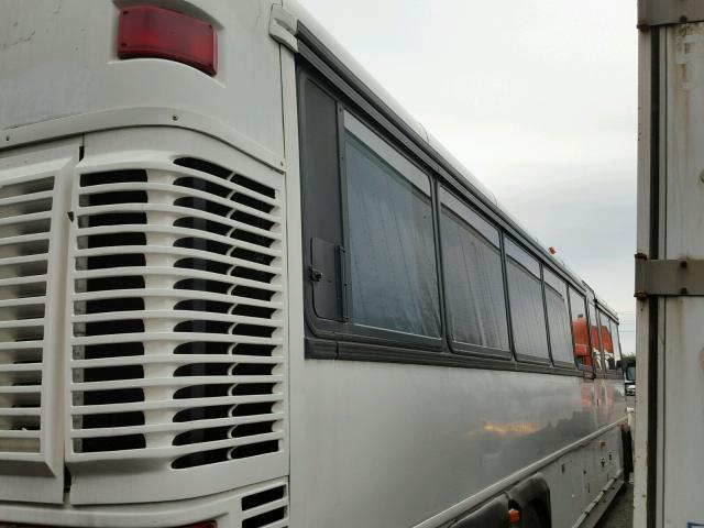 1M8PDMPA2YP053053 - 2000 MOTOR COACH INDUSTRIES TRANSIT BU WHITE photo 4