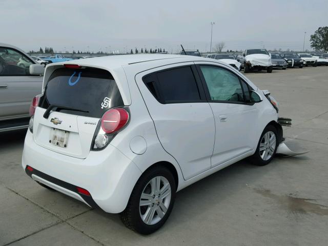 KL8CD6S91EC407341 - 2014 CHEVROLET SPARK 1LT Белый фото 4