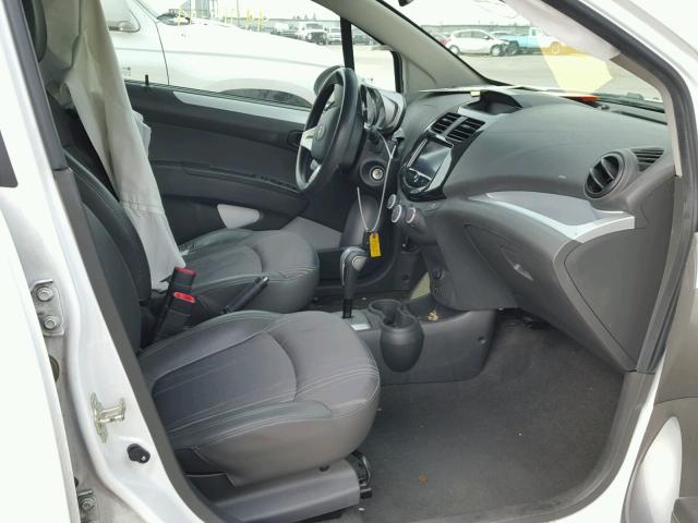 KL8CD6S91EC407341 - 2014 CHEVROLET SPARK 1LT Белый фото 5