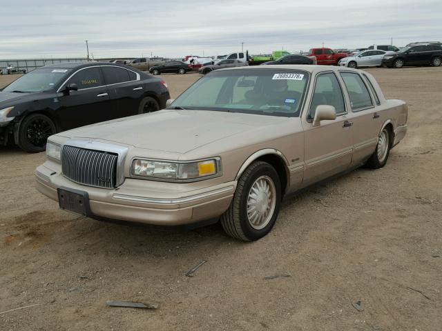 1LNLM82W3VY749607 - 1997 LINCOLN TOWN CAR S TAN photo 2