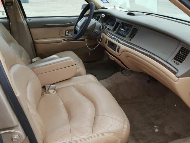 1LNLM82W3VY749607 - 1997 LINCOLN TOWN CAR S TAN photo 5