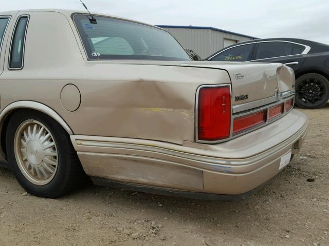 1LNLM82W3VY749607 - 1997 LINCOLN TOWN CAR S TAN photo 9