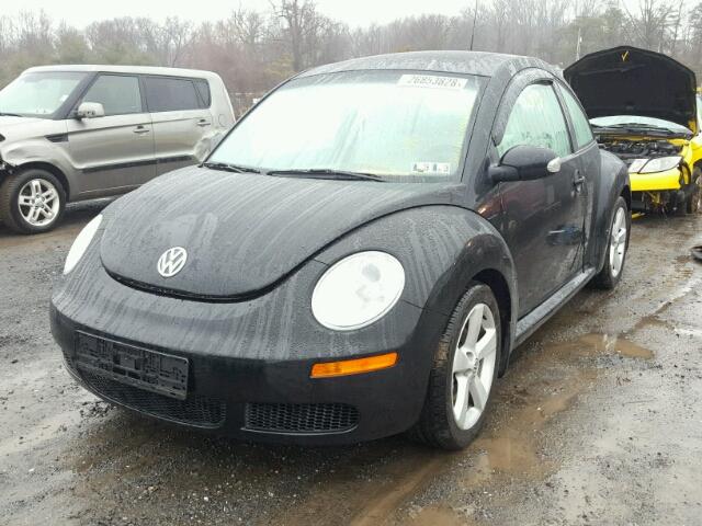 3VWFG31C98M525368 - 2008 VOLKSWAGEN NEW BEETLE BLACK photo 2