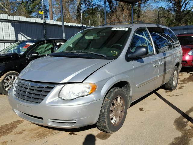 2C8GP54L85R473104 - 2005 CHRYSLER TOWN & COU SILVER photo 2