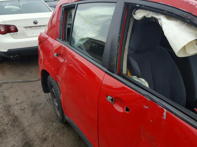 3N1BC13E39L485475 - 2009 NISSAN VERSA S RED photo 9