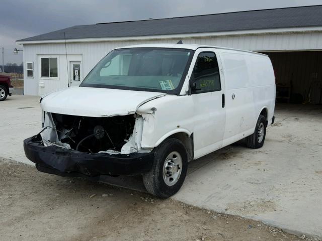 1GCWGFCB0C1118117 - 2012 CHEVROLET EXPRESS G2 WHITE photo 2