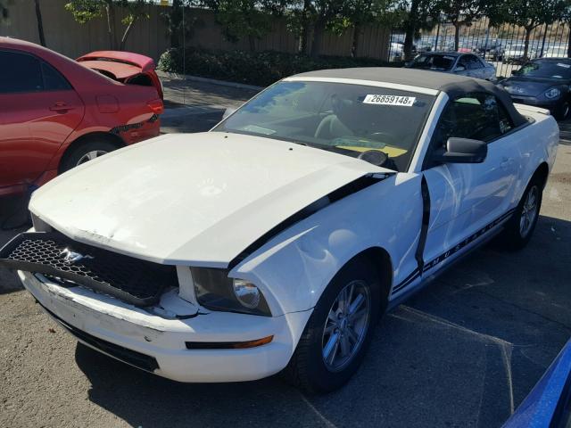 1ZVFT84N475298035 - 2007 FORD MUSTANG WHITE photo 2