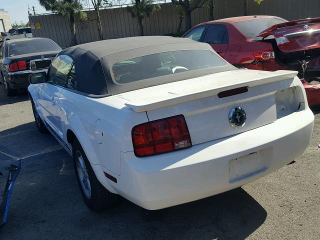 1ZVFT84N475298035 - 2007 FORD MUSTANG WHITE photo 3