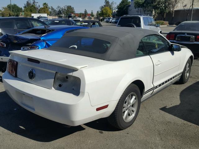 1ZVFT84N475298035 - 2007 FORD MUSTANG WHITE photo 4