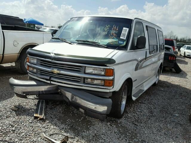 1GBFG15RXV1019678 - 1997 CHEVROLET EXPRESS G1 WHITE photo 2