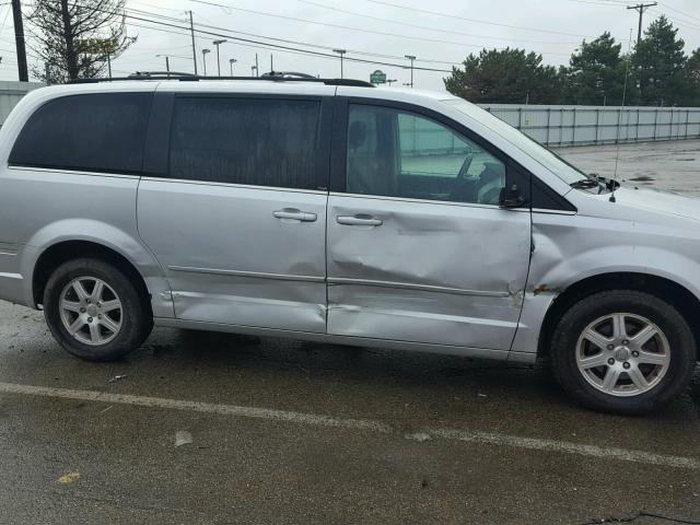 2A8HR54P88R740712 - 2008 CHRYSLER TOWN & COU SILVER photo 9