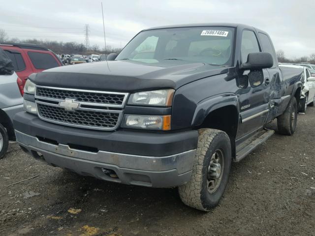 1GCHK29U25E111108 - 2005 CHEVROLET SILVERADO BLACK photo 2