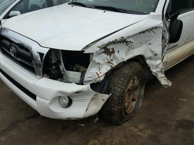 5TEMU52N68Z472310 - 2008 TOYOTA TACOMA DOU WHITE photo 9