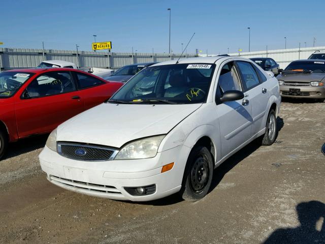 1FAFP34N96W243802 - 2006 FORD FOCUS ZX4 WHITE photo 2