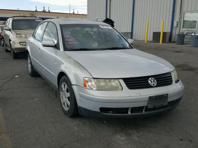 WVWMA23B4YP160800 - 2000 VOLKSWAGEN PASSAT GLS SILVER photo 1