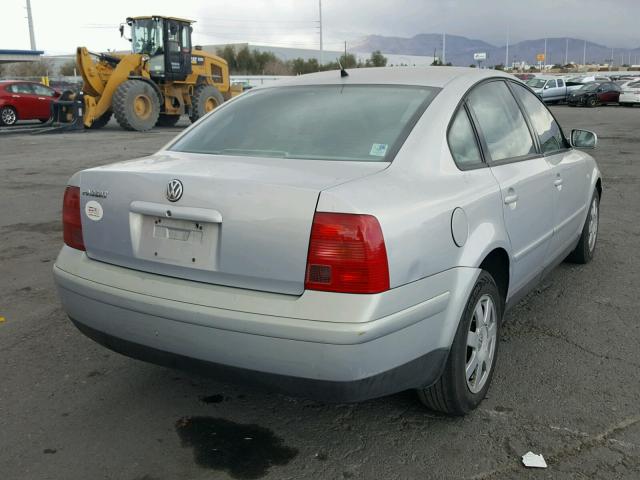 WVWMA23B4YP160800 - 2000 VOLKSWAGEN PASSAT GLS SILVER photo 4